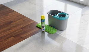 Lee más sobre el artículo ¿Cuál es la mejor forma de fregar suelos de parquet, gres y mármol sin dañarlos?